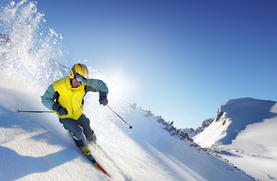 Skifahren auf verschneiten Pisten
